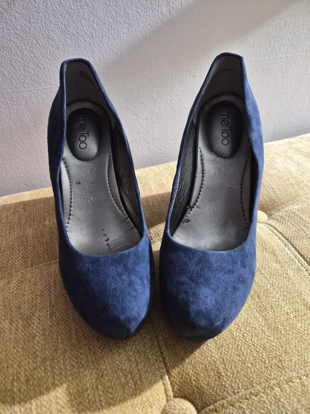 me too Navy Suede Round-Toe Pumps